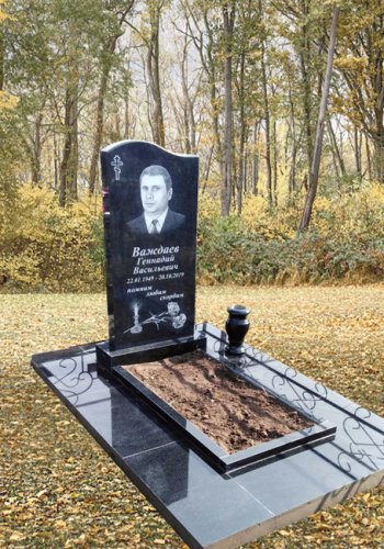 Памятник №17Размер: 110x50x7 см. Стоимость под ключ: 103 200 руб.